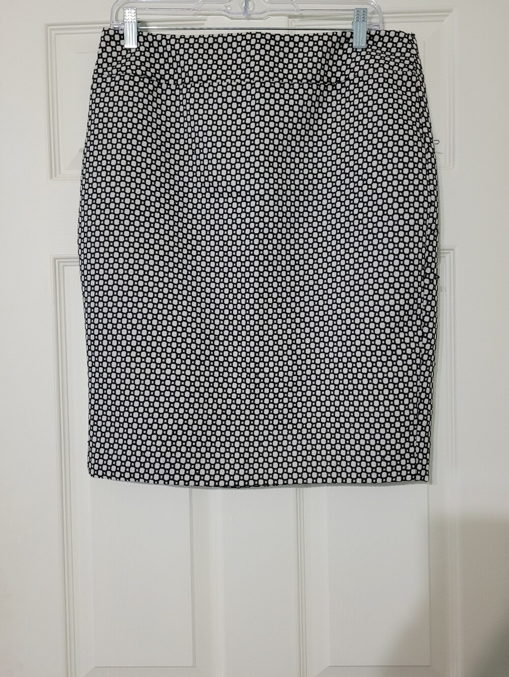 Ann Taylor Black and White Geo Print Pencil Skirt - Size 10